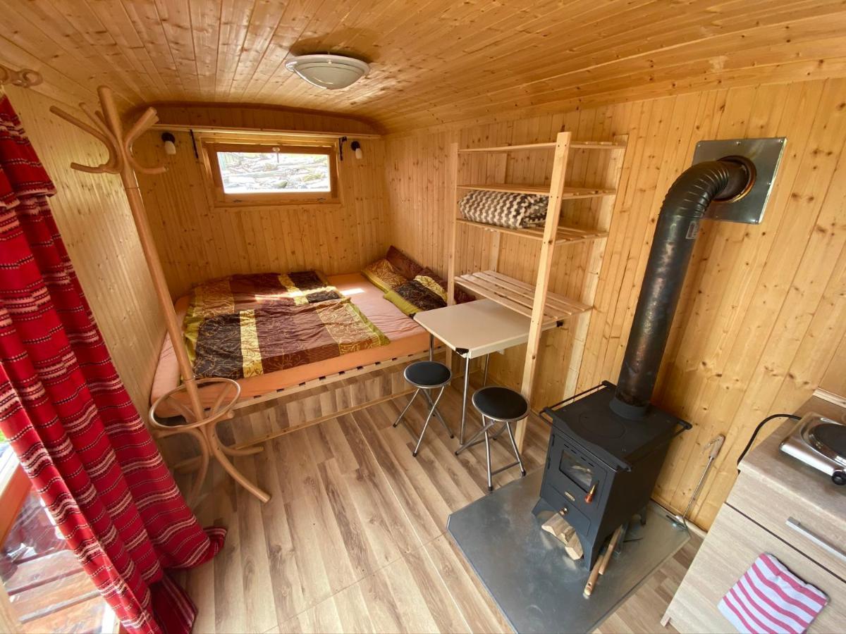 Maringotka Na Samote Na Kozi Farme Hotell Pobezovice Exteriör bild
